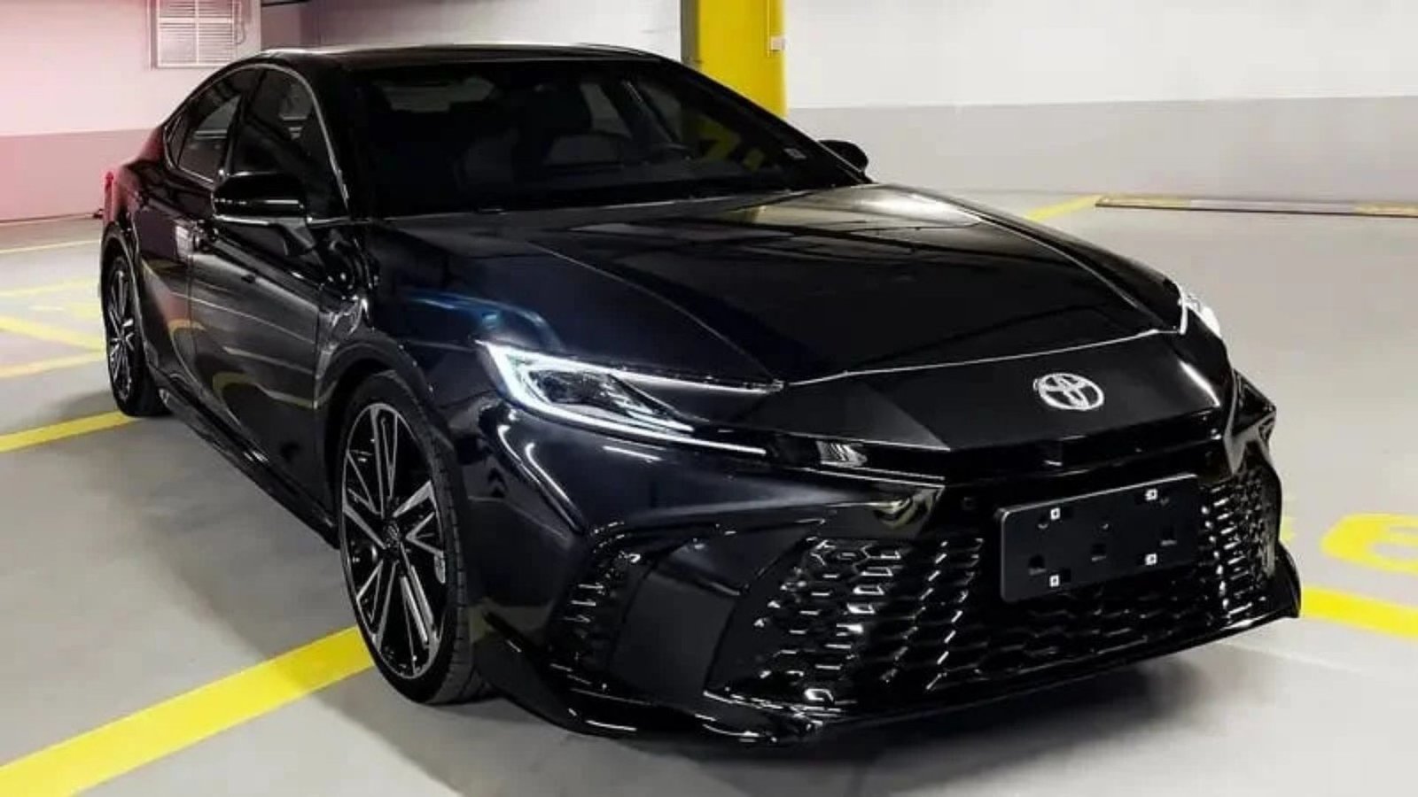 Toyota Camry 2025: Premium Sedan with 35 KM/L Mileage, Panoramic Sunroof & Advanced Safety Features